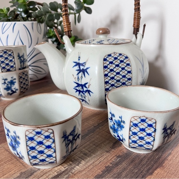 Vintage Otagiri Ceramic Japanese Teapot With 4 Cups Rattan Handle White Blue - Picture 6 of 15